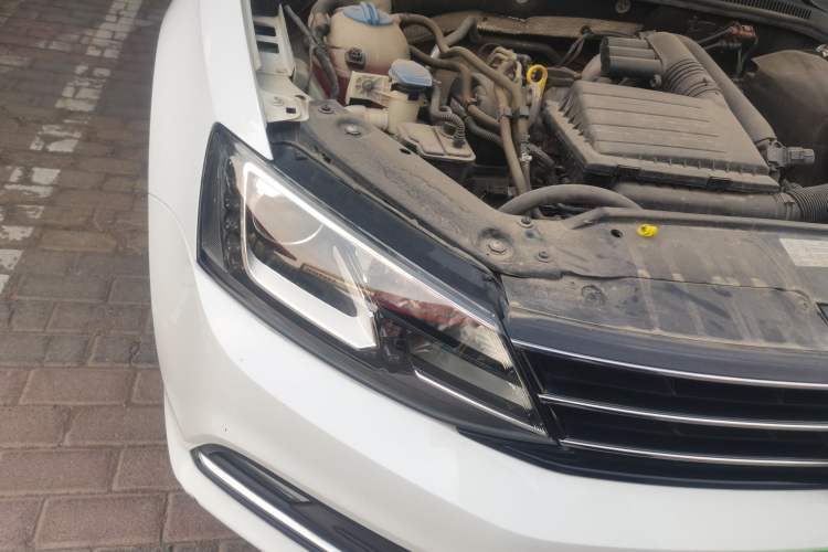 Used Volkswagen Sagitar 2016 230TSI 25th Anniversary Edition Right Front Headlight
