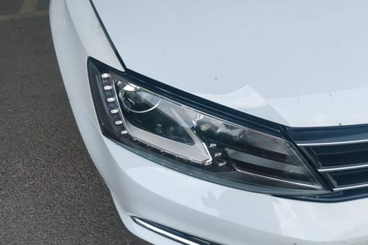 Used Volkswagen Sagitar 2016 230TSI 25th Anniversary Edition Right Front Headlight