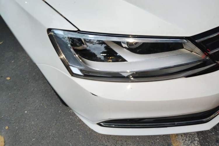 Used Volkswagen Sagitar 2016 230TSI 25th Anniversary Edition Right Front Headlight