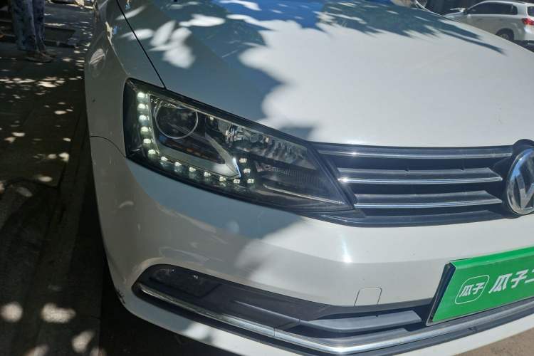 Used Volkswagen Sagitar 2016 230TSI 25th Anniversary Edition Right Front Headlight