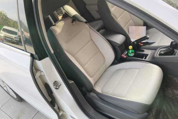 Used Volkswagen Sagitar 2016 230TSI 25th Anniversary Edition Right Front Seat