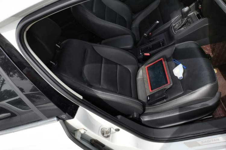 Used Volkswagen Sagitar 2016 230TSI 25th Anniversary Edition Right Front Seat