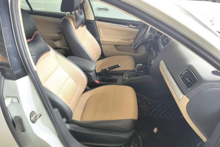 Used Volkswagen Sagitar 2016 230TSI 25th Anniversary Edition Right Front Seat