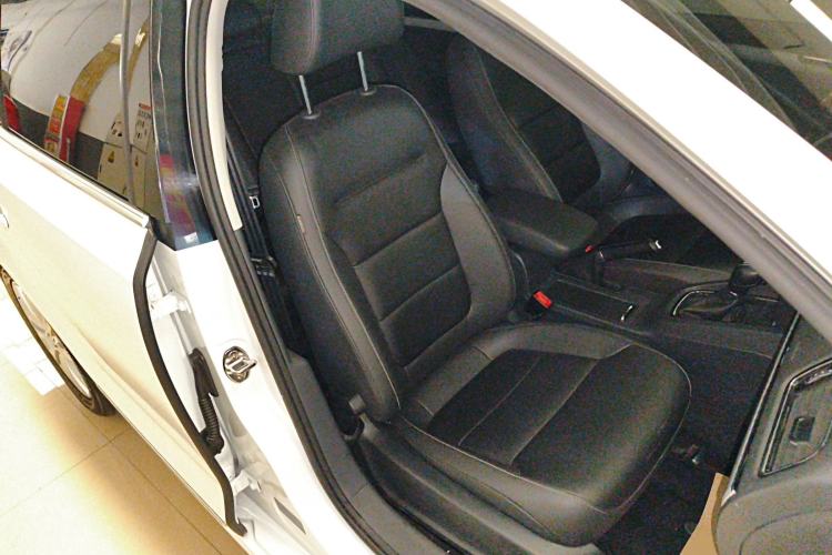 Used Volkswagen Sagitar 2016 230TSI 25th Anniversary Edition Right Front Seat