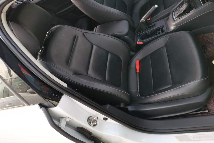 Used Volkswagen Sagitar 2016 230TSI 25th Anniversary Edition Right Front Seat