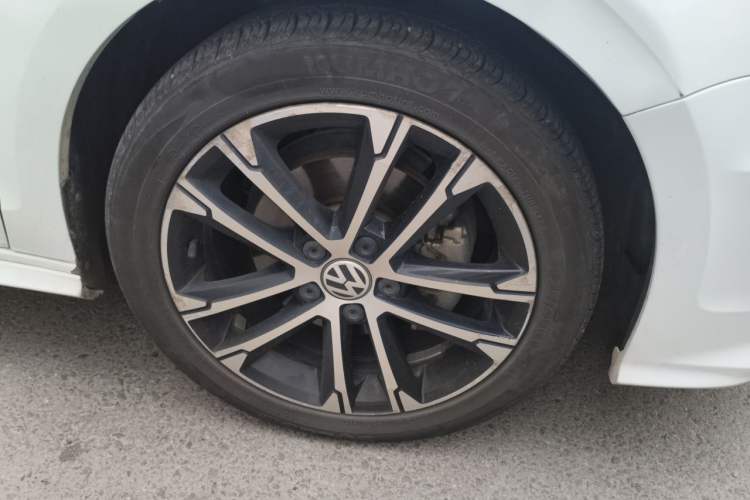 Used Volkswagen Sagitar 2016 280TSI Automatic R-Line Right Front Wheel Hub