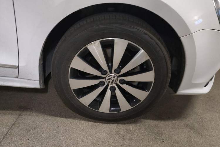 Used Volkswagen Sagitar 2016 230TSI 25th Anniversary Edition Right Front Wheel Hub