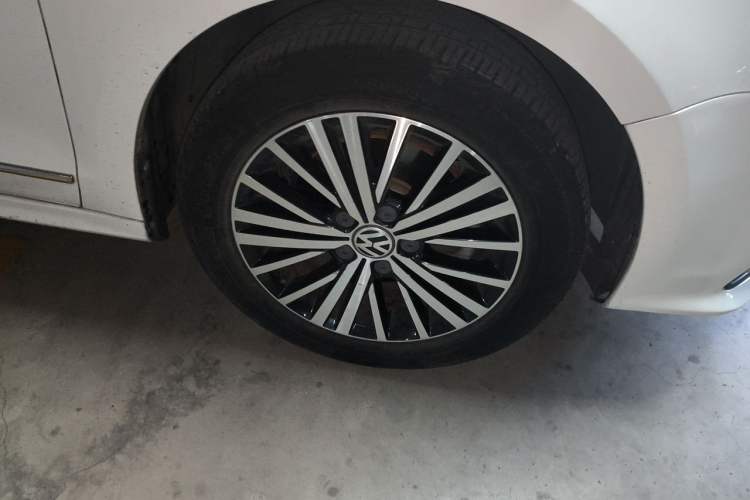 Used Volkswagen Sagitar 2016 230TSI 25th Anniversary Edition Right Front Wheel Hub