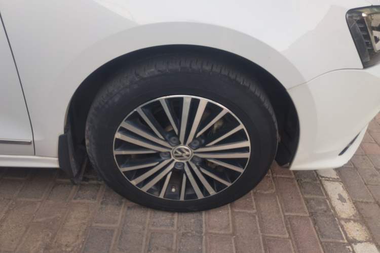 Used Volkswagen Sagitar 2016 230TSI 25th Anniversary Edition Right Front Wheel Hub