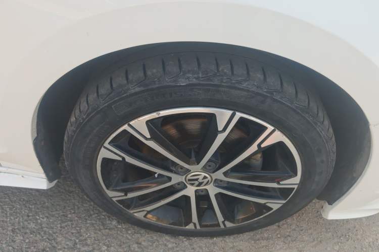Used Volkswagen Sagitar 2016 280TSI Automatic R-Line Right Front Wheel Hub
