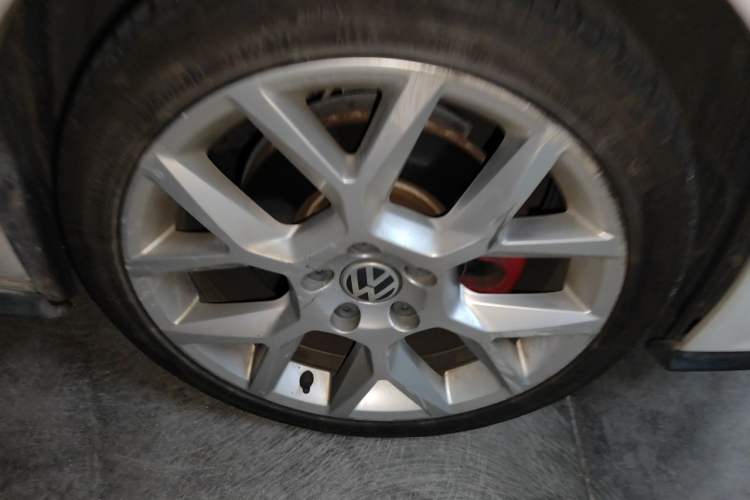 Used Volkswagen Sagitar 2016 2.0 TSI GLI Right Front Wheel Hub