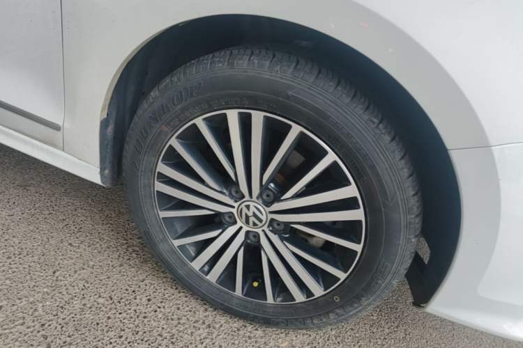 Used Volkswagen Sagitar 2016 230TSI 25th Anniversary Edition Right Front Wheel Hub