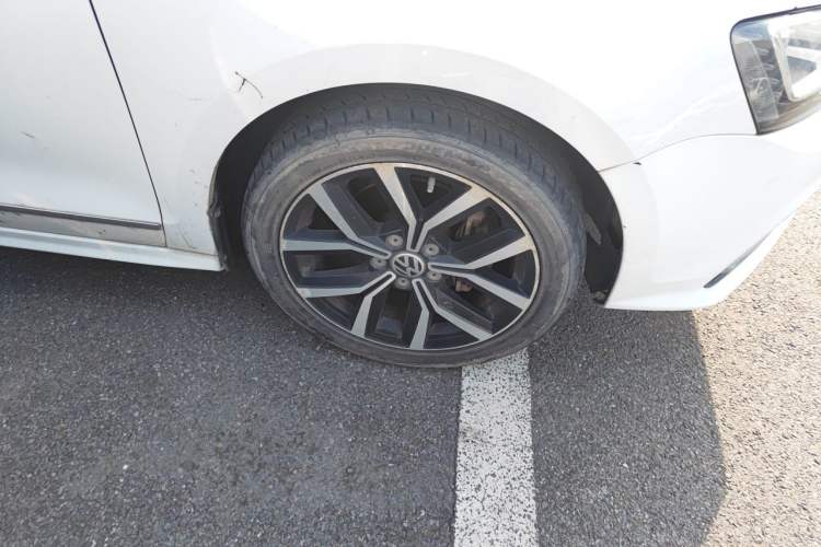Used Volkswagen Sagitar 2016 230TSI 25th Anniversary Edition Right Front Wheel Hub