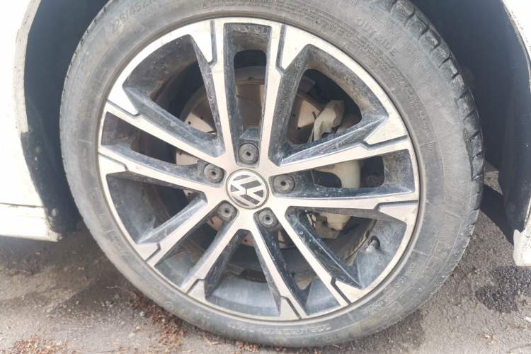 Used Volkswagen Sagitar 2016 280TSI Automatic R-Line Right Front Wheel Hub