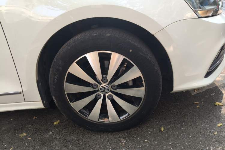Used Volkswagen Sagitar 2016 230TSI 25th Anniversary Edition Right Front Wheel Hub