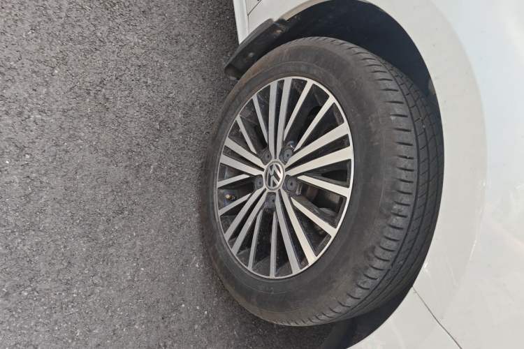 Used Volkswagen Sagitar 2016 230TSI 25th Anniversary Edition Right Front Wheel Hub