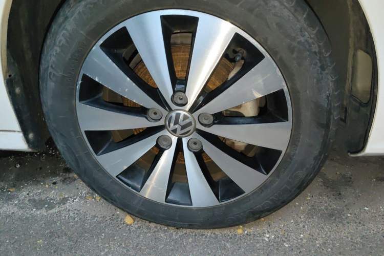 Used Volkswagen Sagitar 2016 230TSI 25th Anniversary Edition Right Front Wheel Hub