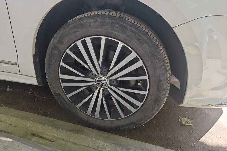Used Volkswagen Sagitar 2016 230TSI 25th Anniversary Edition Right Front Wheel Hub