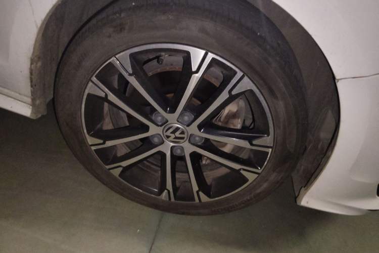 Used Volkswagen Sagitar 2016 280TSI Automatic R-Line Right Front Wheel Hub
