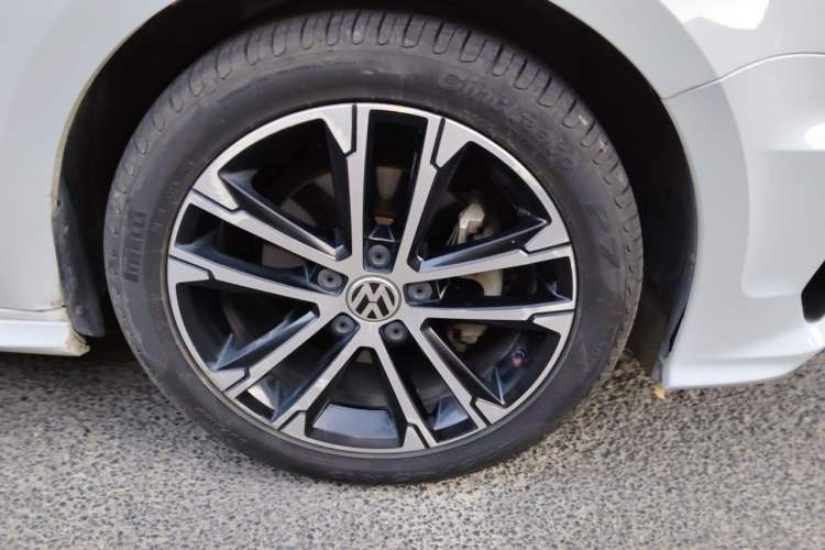 Used Volkswagen Sagitar 2016 280TSI Automatic R-Line Right Front Wheel Hub
