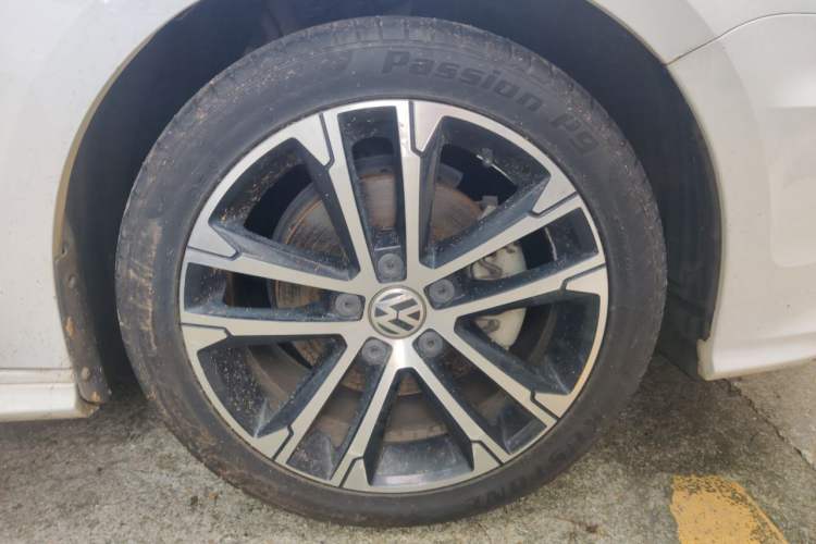 Used Volkswagen Sagitar 2016 280TSI Automatic R-Line Right Front Wheel Hub
