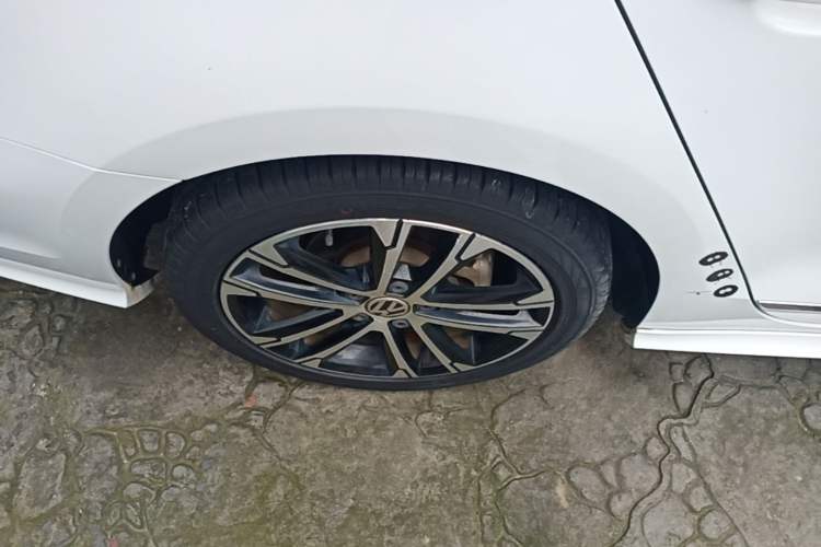 Used Volkswagen Sagitar 2016 280TSI Automatic R-Line Right Rear Wheel Hub