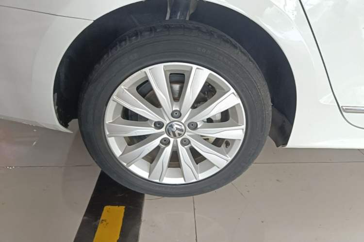 Used Volkswagen Sagitar 2016 230TSI 25th Anniversary Edition Right Rear Wheel Hub