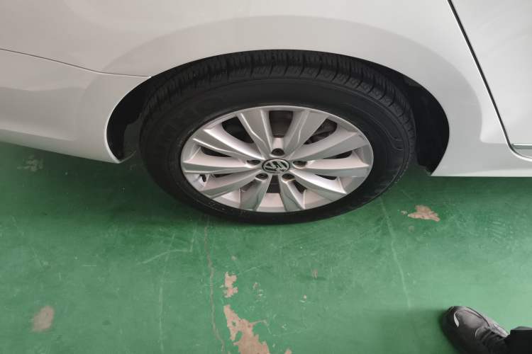 Used Volkswagen Sagitar 2016 230TSI 25th Anniversary Edition Right Rear Wheel Hub