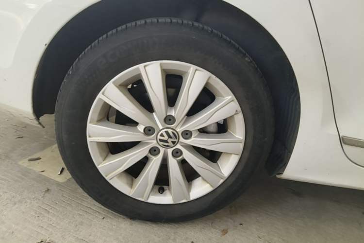 Used Volkswagen Sagitar 2016 230TSI 25th Anniversary Edition Right Rear Wheel Hub