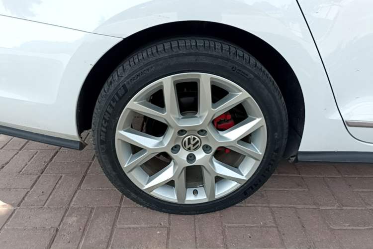 Used Volkswagen Sagitar 2016 2.0 TSI GLI Right Rear Wheel Hub