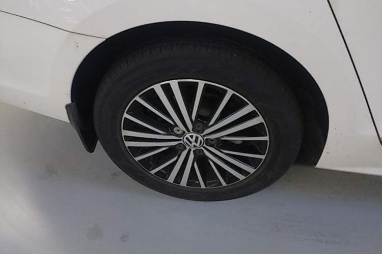 Used Volkswagen Sagitar 2016 230TSI 25th Anniversary Edition Right Rear Wheel Hub
