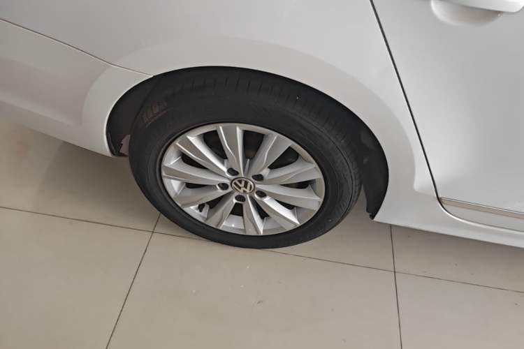 Used Volkswagen Sagitar 2016 230TSI 25th Anniversary Edition Right Rear Wheel Hub