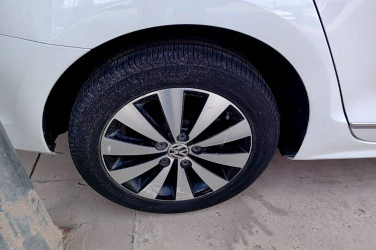 Used Volkswagen Sagitar 2016 230TSI 25th Anniversary Edition Right Rear Wheel Hub