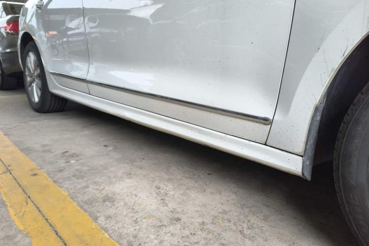 Used Volkswagen Sagitar 2016 230TSI 25th Anniversary Edition Right Side Sill