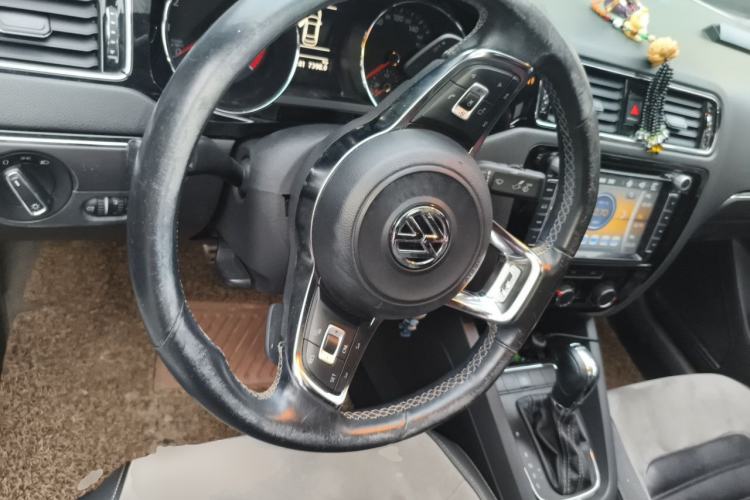 Used Volkswagen Sagitar 2016 280TSI Automatic R-Line Steering Wheel