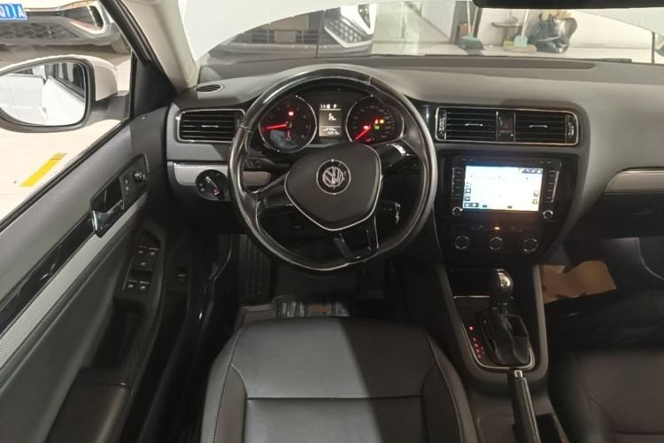 Used Volkswagen Sagitar 2016 230TSI 25th Anniversary Edition Steering Wheel