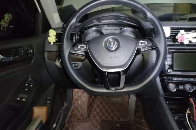 Used Volkswagen Sagitar 2016 230TSI 25th Anniversary Edition Steering Wheel