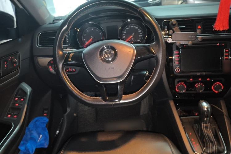 Used Volkswagen Sagitar 2016 230TSI 25th Anniversary Edition Steering Wheel
