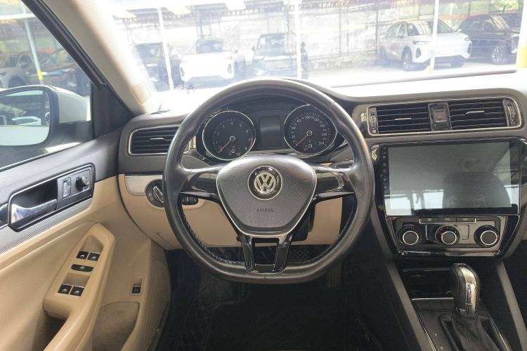 Used Volkswagen Sagitar 2016 230TSI 25th Anniversary Edition Steering Wheel