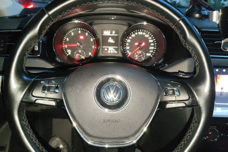 Used Volkswagen Sagitar 2016 230TSI 25th Anniversary Edition Steering Wheel