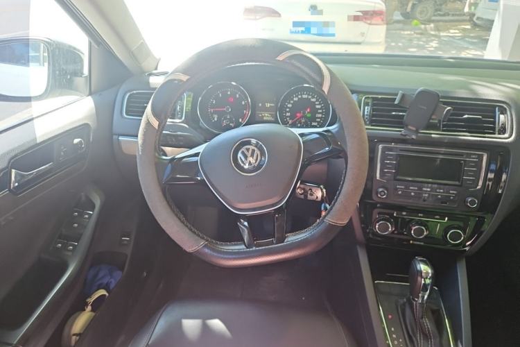 Used Volkswagen Sagitar 2016 230TSI 25th Anniversary Edition Steering Wheel