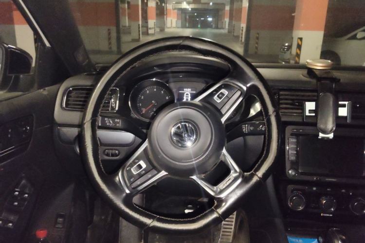Used Volkswagen Sagitar 2016 280TSI Automatic R-Line Steering Wheel