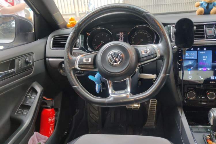 Used Volkswagen Sagitar 2016 280TSI Automatic R-Line Steering Wheel