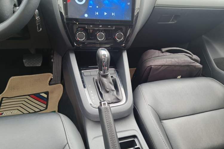 Used Volkswagen Sagitar 2016 230TSI 25th Anniversary Edition Gear Lever