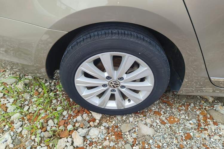 Used Volkswagen Sagitar 2016 230TSI 25th Anniversary Edition Right Rear Wheel Hub
