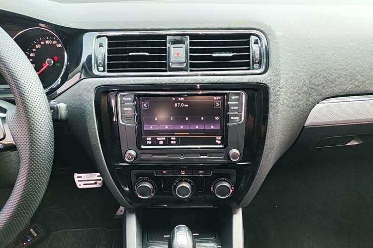 Used Volkswagen Sagitar 2017 1.6L Automatic Comfort Model Audio And AC Panel