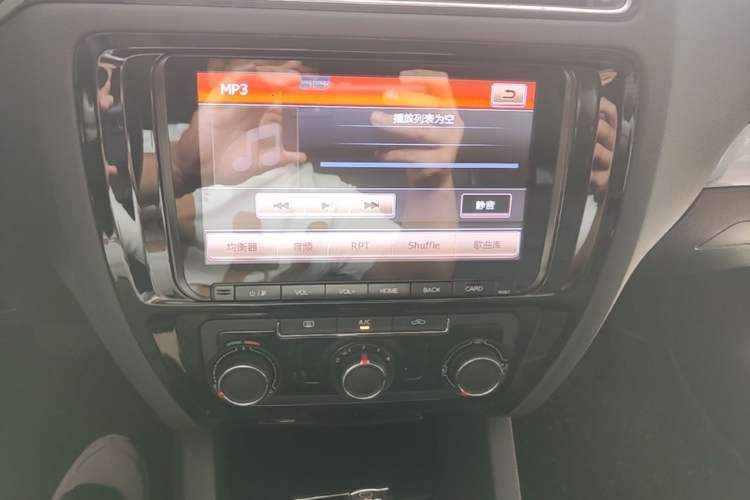 Used Volkswagen Sagitar 2017 230TSI Automatic Comfort Version Audio And AC Panel
