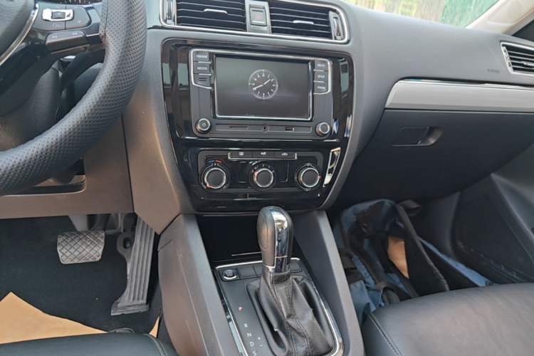 Used Volkswagen Sagitar 2017 1.6L Automatic Comfort Model Audio And AC Panel
