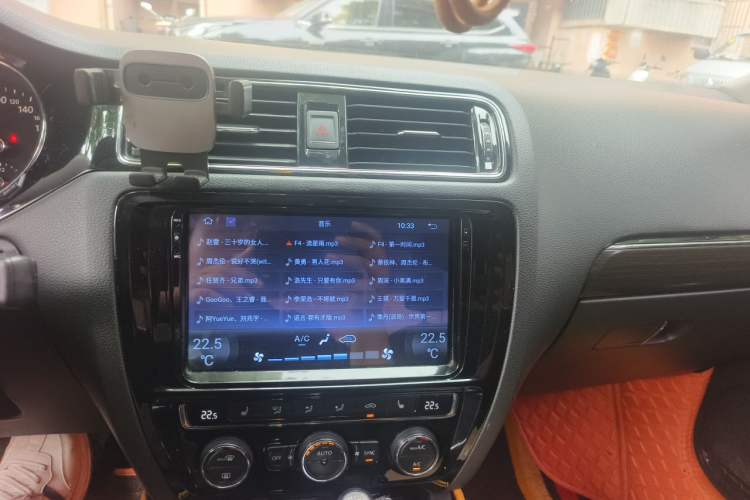 Used Volkswagen Sagitar 2017 230TSI Automatic Luxury Edition Audio And AC Panel