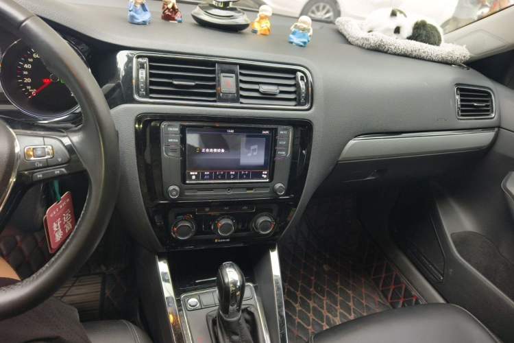 Used Volkswagen Sagitar 2017 1.6L Automatic Comfort Model Audio And AC Panel